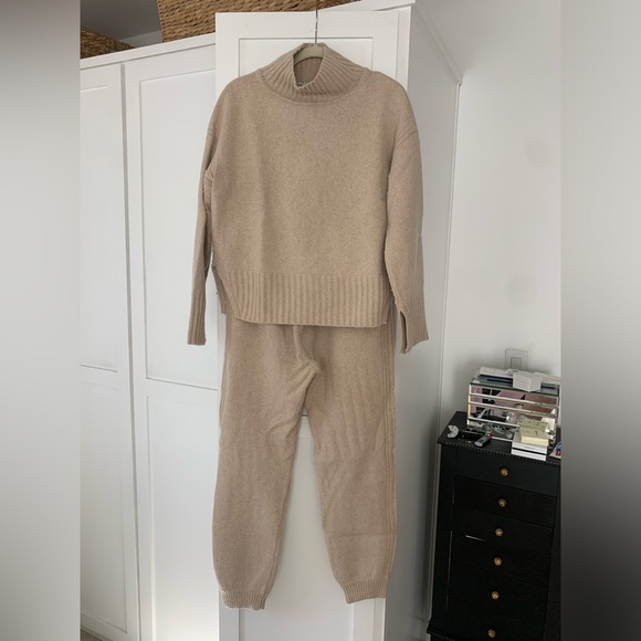 Weekend Stories Revolve set - Picture 1 of 8